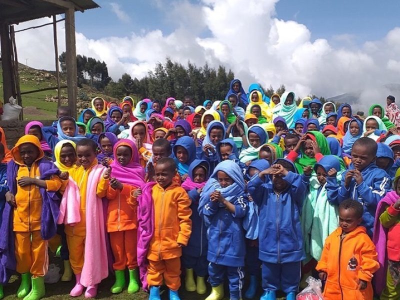 Bambini di Etiopia che fanno parte del progetto insieme a Yenege Tesfa per sostenere la mensa scolastica e l'istruzione